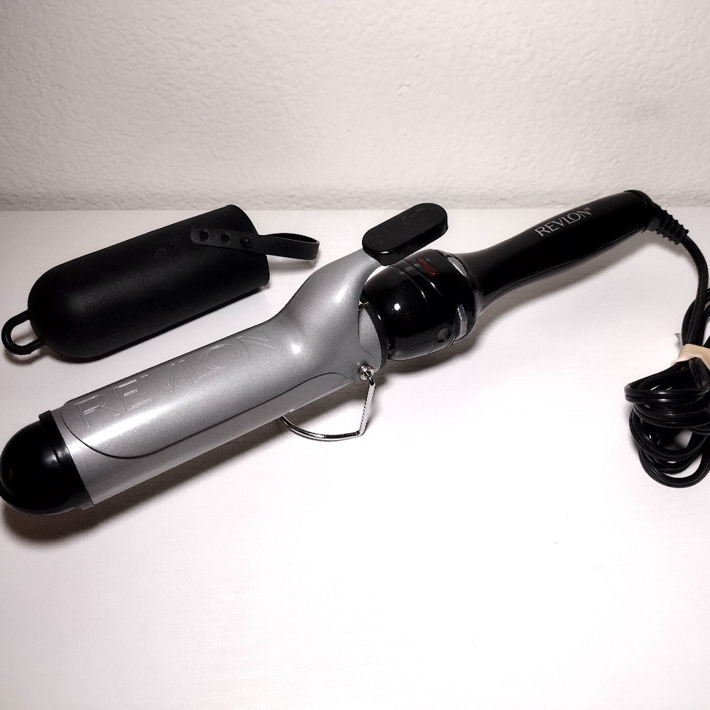 Revlon Curling Iron RV050 with Silicone Sleeve 1.5" Adjustable Heat Good Cond.